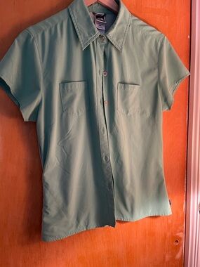 Women’s The North Face Button-up Short Sleeve Shirt Medium